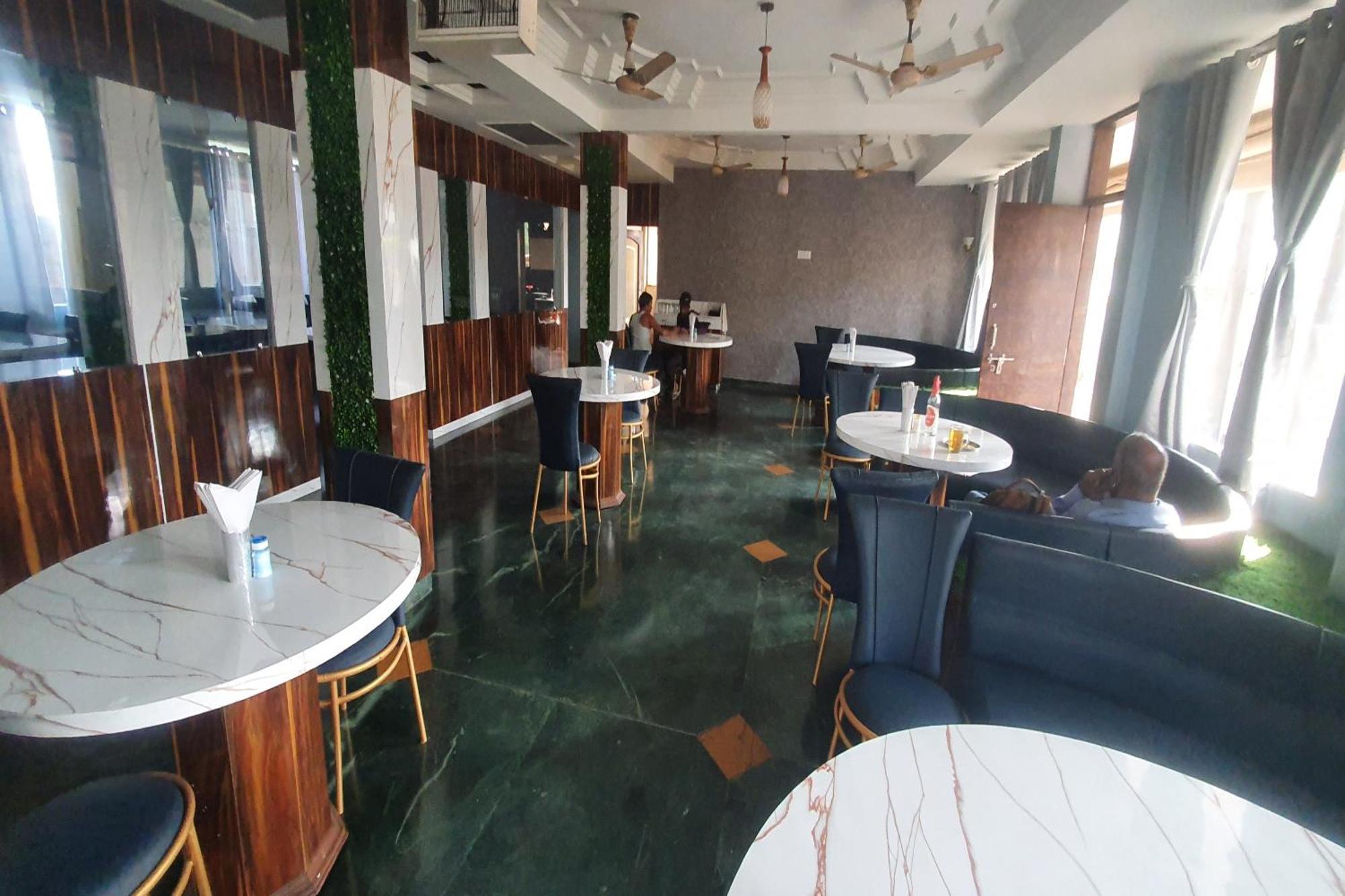 Oyo Hotel Rajshree Akolia Екстер'єр фото